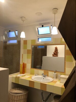 Shower, hair dryer, towels, soap - Casa do Poço III villa with Pool stunning views (Funchal)