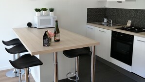 Kaffetrakter/tekoker, kjøleskap, mikrobølgeovn og ovn