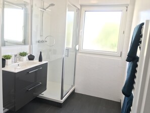 Douche, serviettes fournies, papier toilette