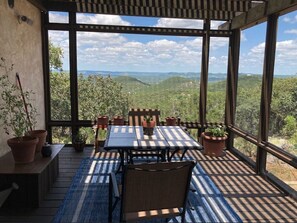Dining - Beautiful Mountain Vacation Rental (Pipe Creek)
