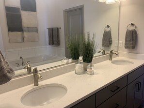 シャワー付き浴槽、ヘアドライヤー、タオル、石鹸