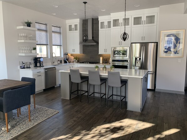 Fridge, microwave, oven, stovetop - Beautiful Canyon Retreat (Cottonwood Heights)