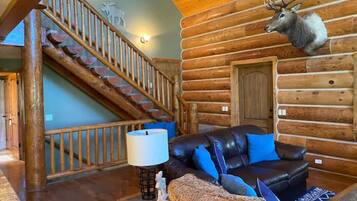 Televisión, chimenea, reproductor de DVD y tenis de mesa