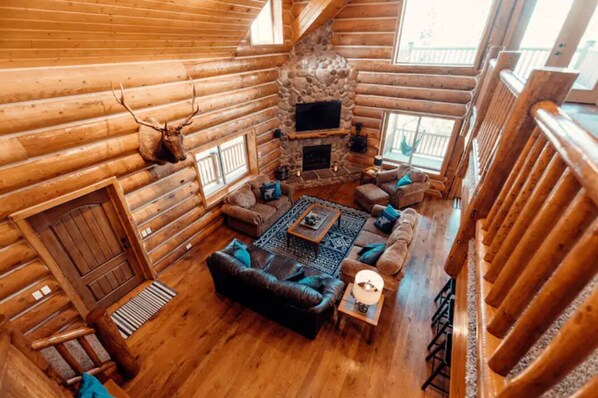 Televisio, takka, DVD-soitin, pöytätennispöytä