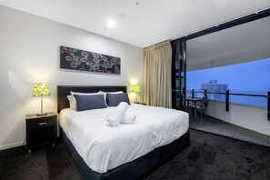 Deluxe Apartment | Premium bedding, individually decorated, individually furnished - Wave Apartments Broadbeach (Broadbeach)