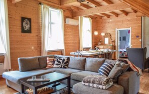 Fireplace, stereo - Cozy home in Asarum with WiFi (Asarum)