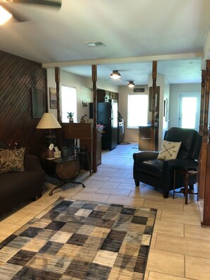 Smart-TV, Kamin, Bücher, Videothek