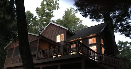 Amazing Fall Colors, Nature, Fireplaces, Screened Porch, Secluded!