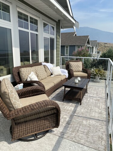 Lake House at The Cottages on Osoyoos Lake with Stunning View! Snowbirds Welcome