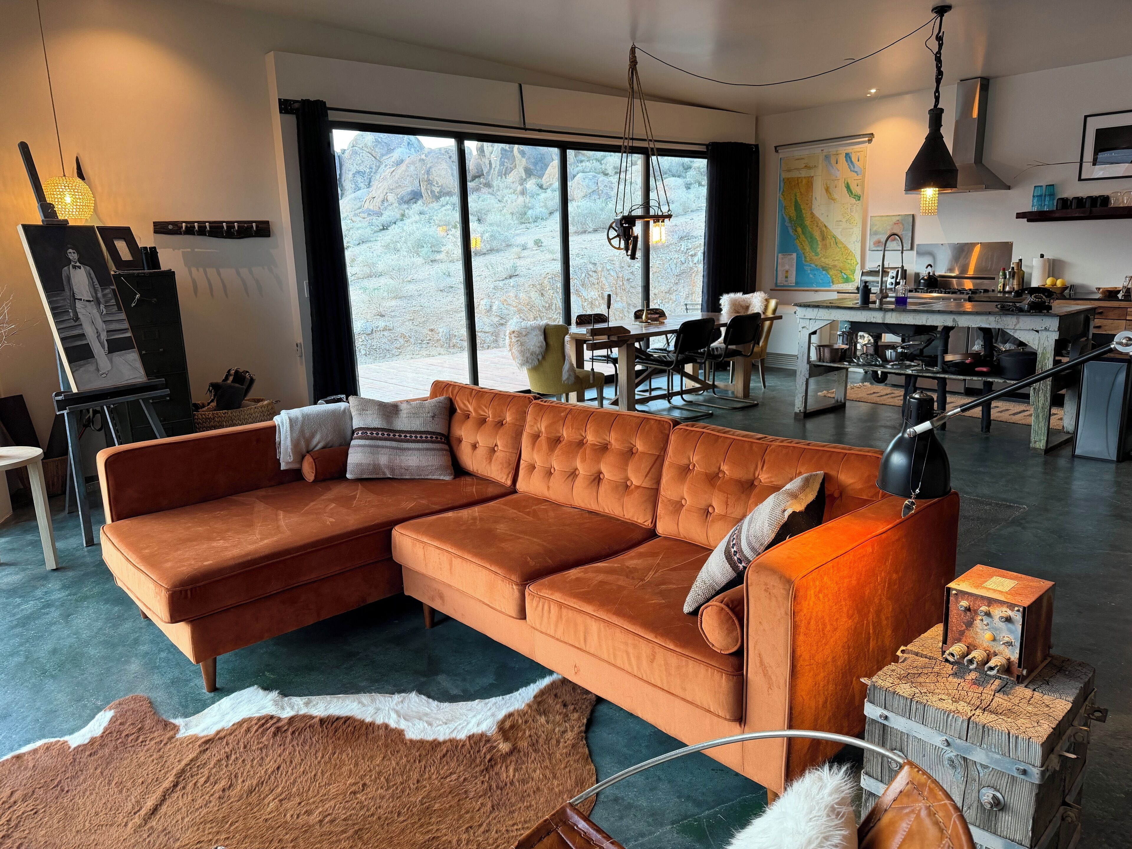 Ein modernes Wohnzimmer mit Ecksofa, Essbereich und Küche.