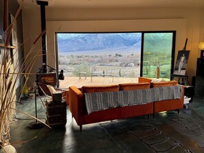 Interior -  East Wind, unique house with majestic views (Lone Pine)