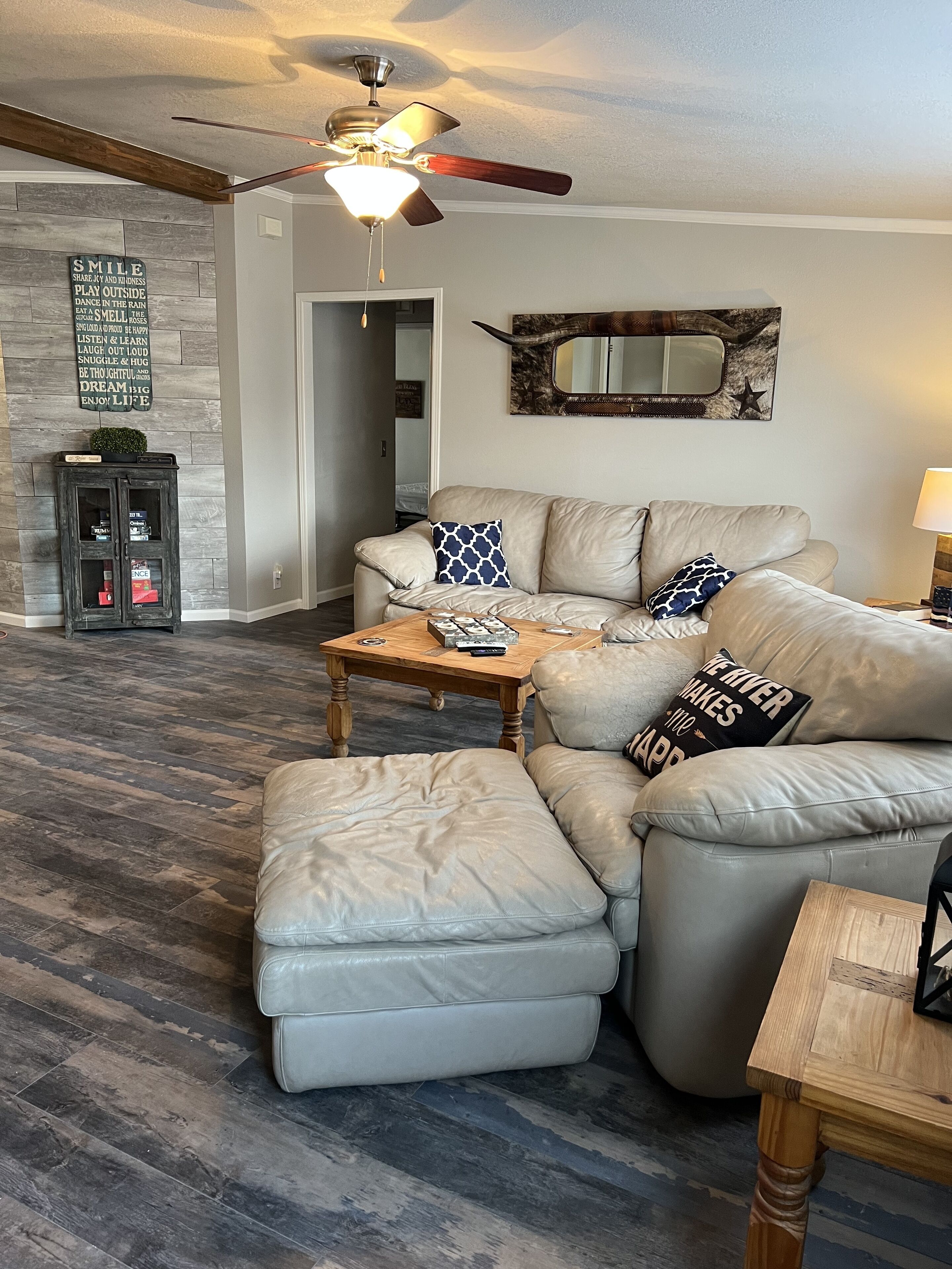 Téléviseur à écran plat, foyer, jeux vidéo, table de ping-pong