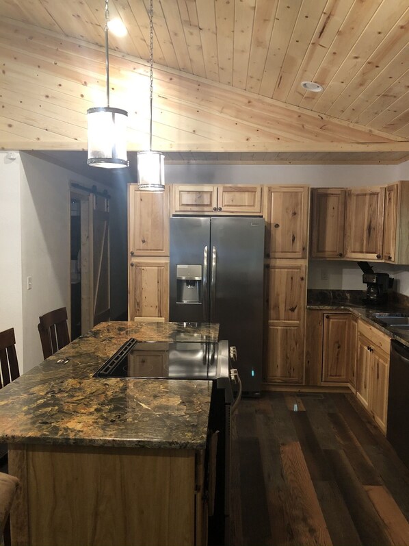 Fridge, microwave, oven, stovetop - Papaws Creekside Cabin is Handicap accessible. Starlink Internet (Bryson City)