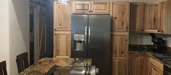  Papaws Creekside Cabin is Handicap accessible. Starlink Internet