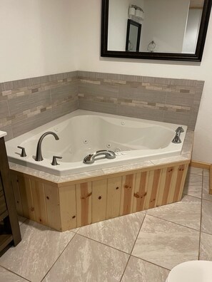 Combined shower/tub, jetted tub, hair dryer, towels