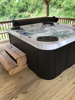 Outdoor spa tub - Papaws Creekside Cabin is Handicap accessible. Starlink Internet (Bryson City)