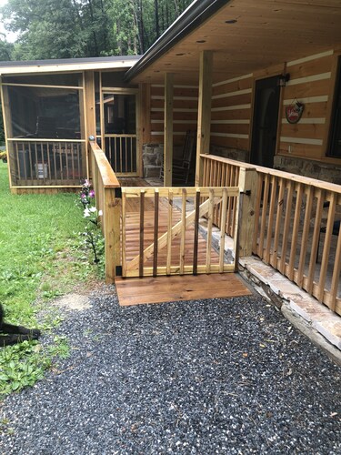  Papaws Creekside Cabin is Handicap accessible. Starlink Internet