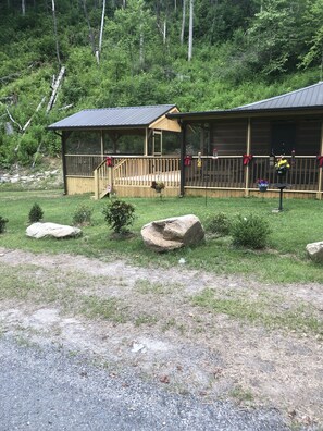 Property grounds - Papaws Creekside Cabin is Handicap accessible. Starlink Internet (Bryson City)