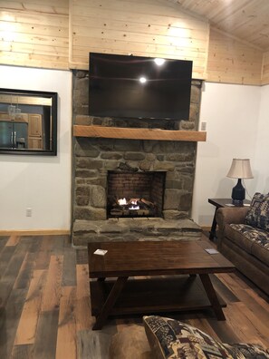 Interior - Papaws Creekside Cabin is Handicap accessible. Starlink Internet (Bryson City)