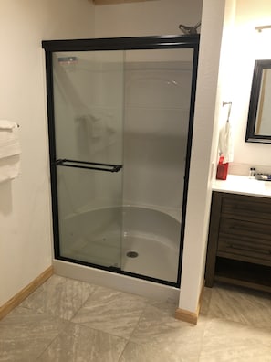 Bañera con ducha, bañera de hidromasaje, secador de pelo, toallas
