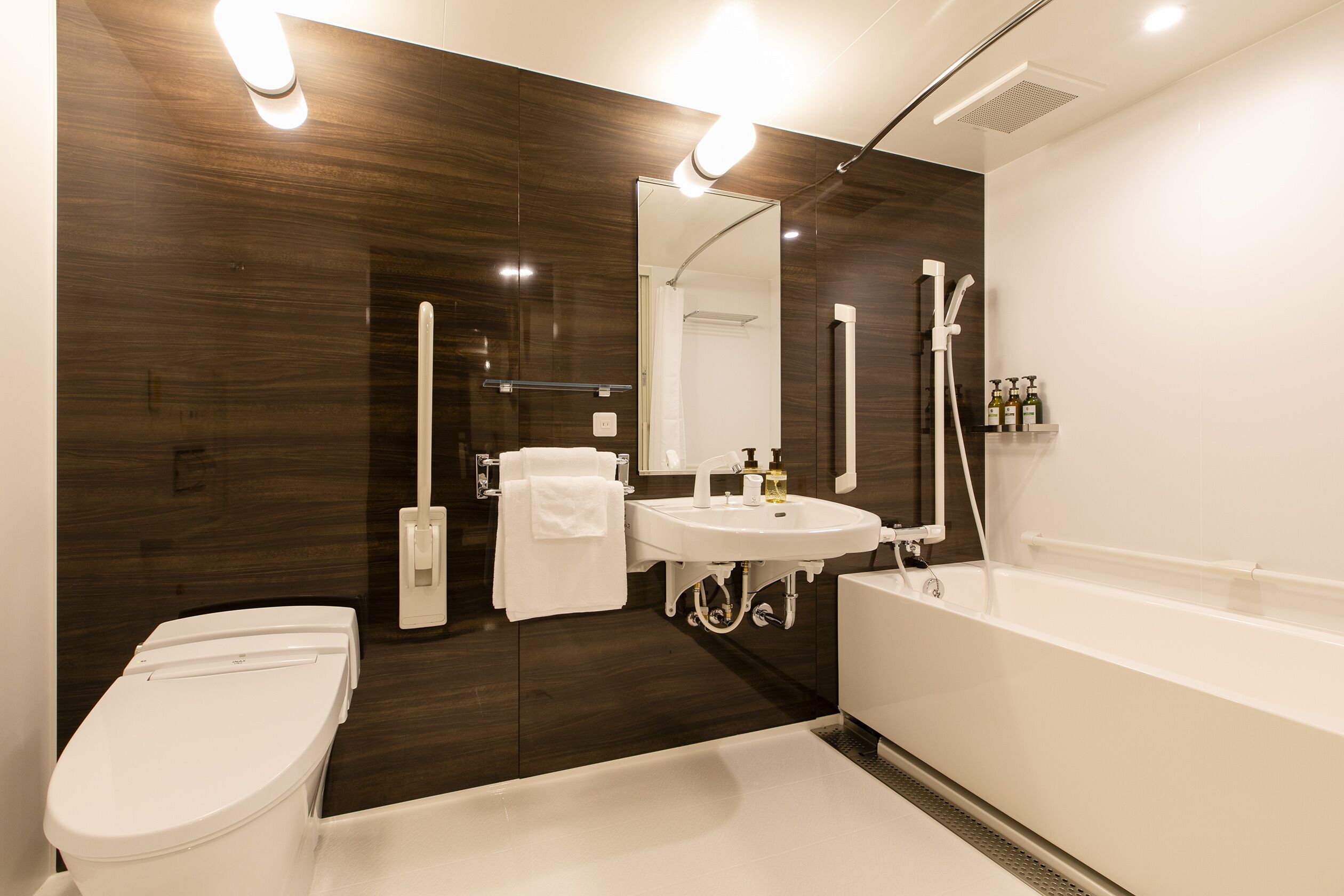 universal twin room - non-smoking | bathroom | separate bathtub and shower, deep-soaking bathtub, free toiletries
