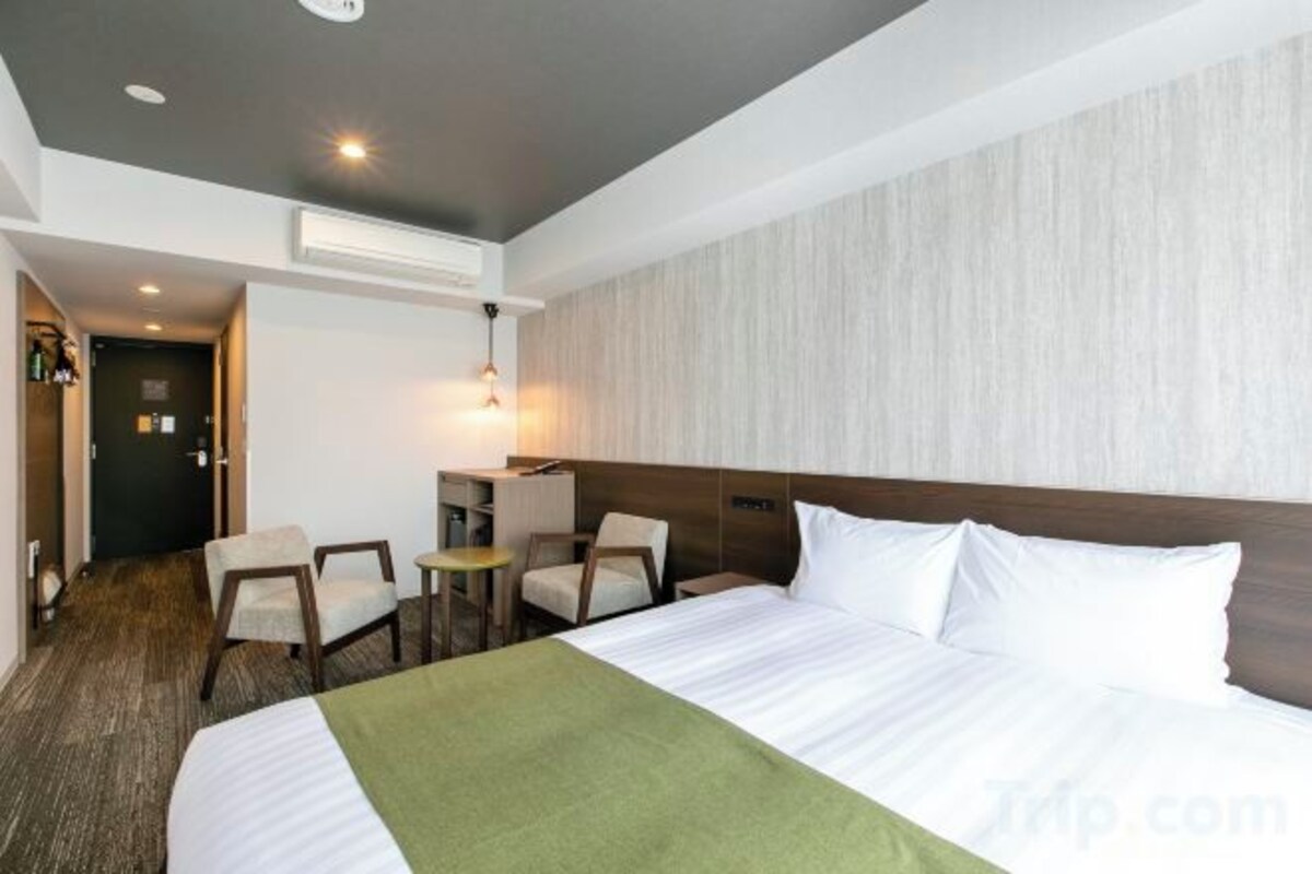 Soundproofing, free WiFi, bed sheets