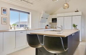 Kjøleskap, ovn, kokeplater og oppvaskmaskin