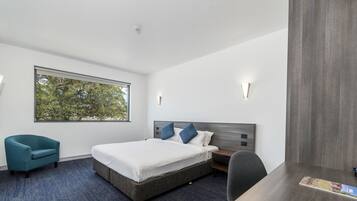 Quarto casal luxo | Escrivaninha, espaço de trabalho para notebook, Wi-Fi de cortesia