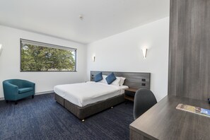 Escritorio, espacio para trabajar con laptop y wifi gratis 