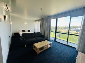 Executive Room | Desk, laptop workspace, free WiFi, bed sheets - Thornton Executive Hotel (Thornton)