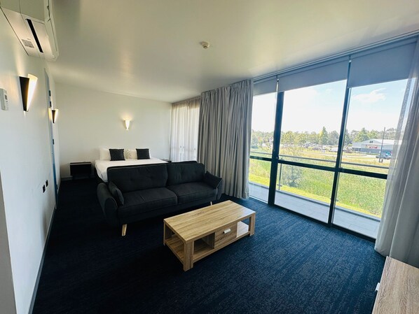 Escritorio, espacio para trabajar con laptop y wifi gratis 