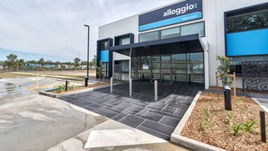 Un edificio moderno con un cartello che riporta la scritta "alloggio thornton".