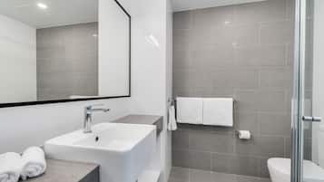 Dusche, Haartrockner, Handtücher, Seife