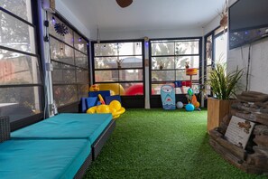 Maison, 2 chambres | Espace pour enfants