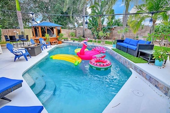 Urban Oasis W/hot Tub, Heated Pool And Private Movie Theater 2 B