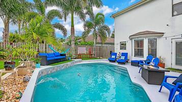 Casa, 2 habitaciones | Alberca | Alberca al aire libre y alberca climatizada