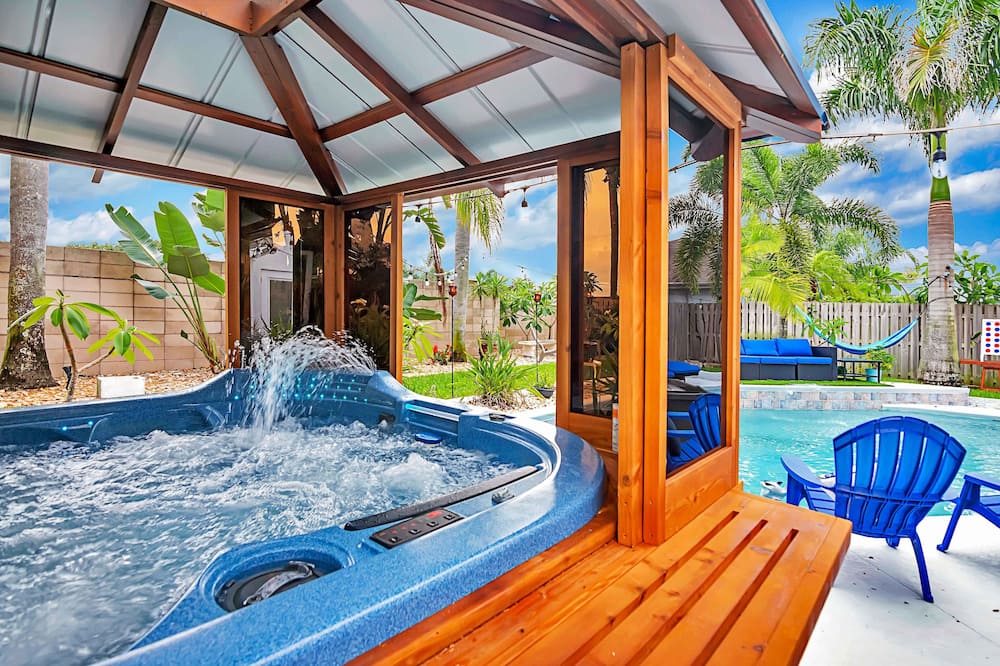 Urban Oasis W/hot Tub, Heated Pool And Private Movie Theater 2 Bedroom Home by RedAwning