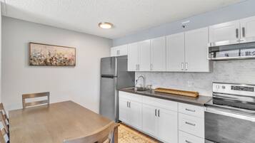 Appart'hÎtel, 1 chambre | Cuisine privée | Réfrigérateur, four, cafetiÚre/bouilloire, grille-pain