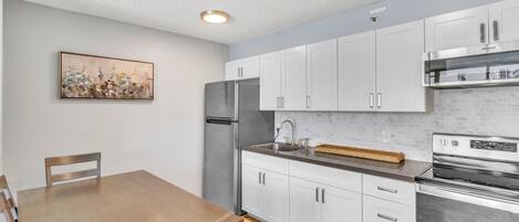Condo, 1 chambre | Cuisine privée | Réfrigérateur, un four, cafetière-théière, grille-pain