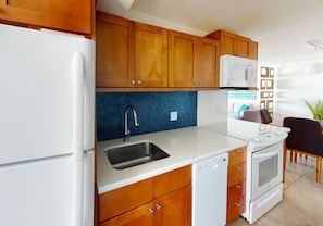 Condo, 1 quarto | Cozinha privada | Geladeira, micro-ondas, fogão, cafeteira/chaleira