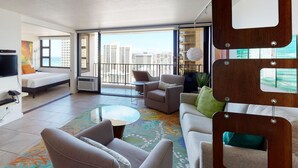 Une chambre d’hôtel moderne dotée d’un balcon, d’un lit, d’un canapé et d’une table basse.
