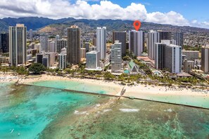 Un paysage urbain côtier avec de hauts immeubles, une plage et une vue dégagée sur l’océan.