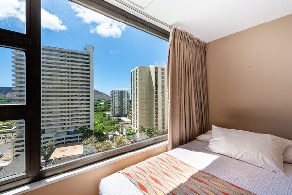 1 bedroom, laptop workspace, free WiFi - Spacious 14th Floor Corner Suite, Partial Diamond Head and Ocean Views, FREE Parking! (Honolulu)