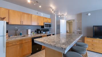 Condo, 1 Bedroom | Private kitchen | Fridge, oven, coffee/tea maker, toaster