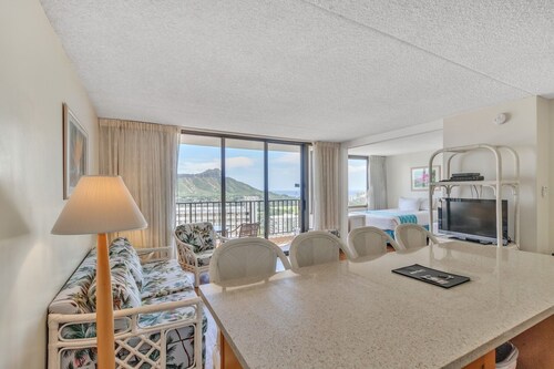 Deluxe Ocean and Diamond Head View Waikiki Condo, Free parking! by Koko Resort Vacation Rentals