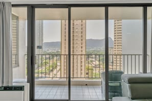 Interior - Excellent Diamond Head View Condo - Remodeled, Free Parking! (Honolulu)
