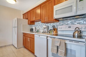 Condo, 1 Bedroom | Private kitchen | Fridge, oven, coffee/tea maker, toaster