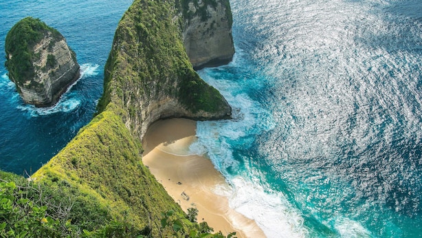 An aerial view of a coastal landscape with cliffs, a beach, and clear blue waters. - Deluxe Panoramic Mountain View Condo - 37th Floor, Free parking & Wifi (Honolulu)