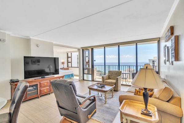 37th Floor Condo With Sweeping Ocean Views & Free Parking! - Honolulu, HI