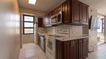 Condo, 1 habitación | Cocina privada | Refrigerador, horno, cafetera y tetera y tostadora